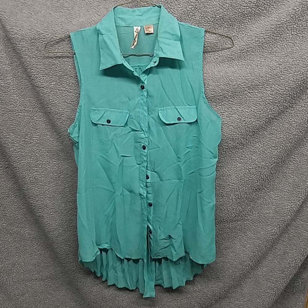Sleeveless shirt